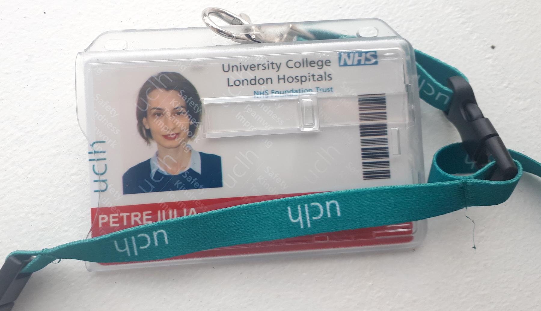 Legitimație de acces a Dr. Iulia Petre, medic neurolog, pentru clinical fellowship la National Hospital for Neurology and Neurosurgery din Londra, cu inscripția University College London Hospitals NHS