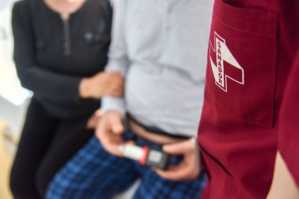 Dr. Iulia Petre, medic neurolog, realizând implantarea tratamentului cu pompă pentru boala Parkinson în Spitalul Clinic Sanador din București