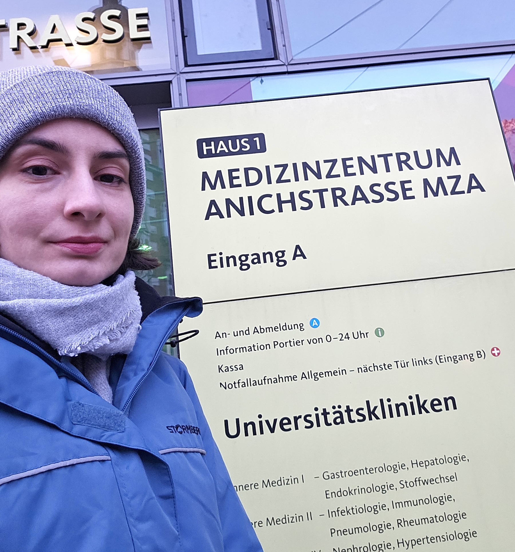 Dr. Iulia Petre, medic neurolog, în fața Universității Medicale din Innsbruck în timpul unui schimb de experiență medicală